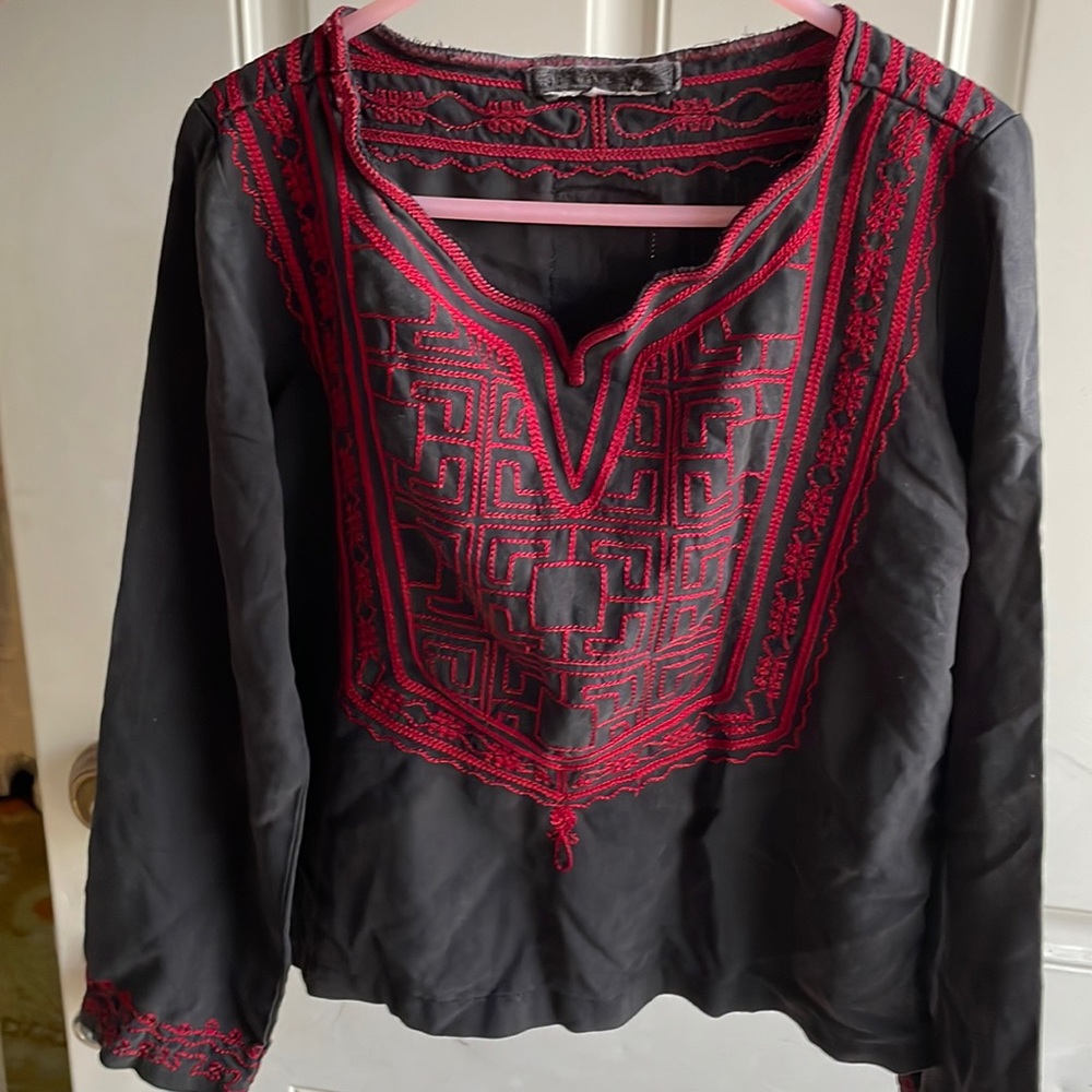 Da-nang blouse kids size M black/red long sleeve. Fits like a 7/8